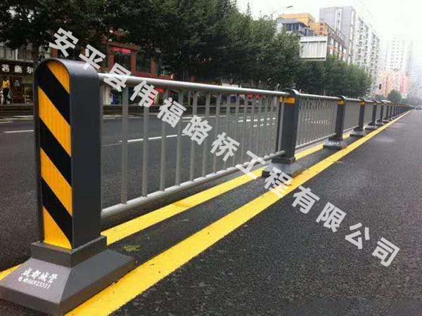 道路(lù)護欄(lán)